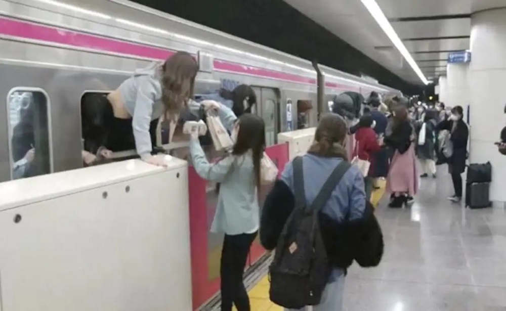 Knife in Tokyo train